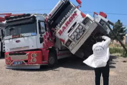 Bayrak takmak için çıktıkları vinç devrildi: 2 işçi yaralandı