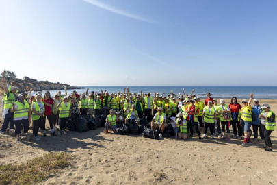 Mersin Büyükşehir ile gönüllüler Ayaş sahilini temizledi