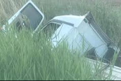 Kütahya-Afyonkarahisar karayolunda sürücüsünün kontrolünden çıkan TIR, orta su tahliye kanalına girdi.
