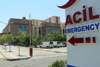 Uyuyan çocuklarını bıçaklayıp kendini ağır yaraladı