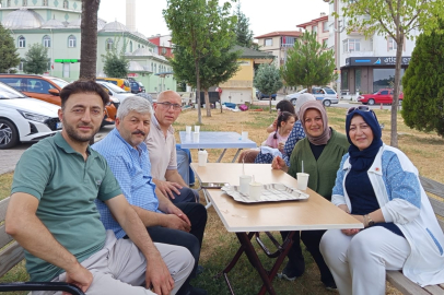 Dumlupınar Mahallesi'nde Birlik ve Paylaşımın Günü: Aşure İkramı Gerçekleştirildi