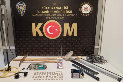 Kütahya’da Tarihi Eser Kaçakçılığı Operasyonu: Araçta Sikke ve Dedektörler Ele Geçirildi