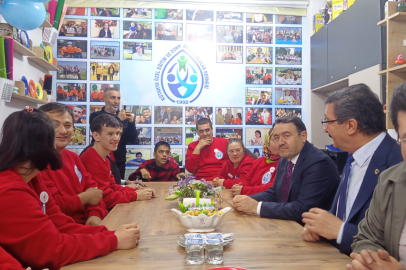 Kütahya Valisi Musa Işın, Bir Tebessüm Down Cafe’de Çocuklarla Buluştu